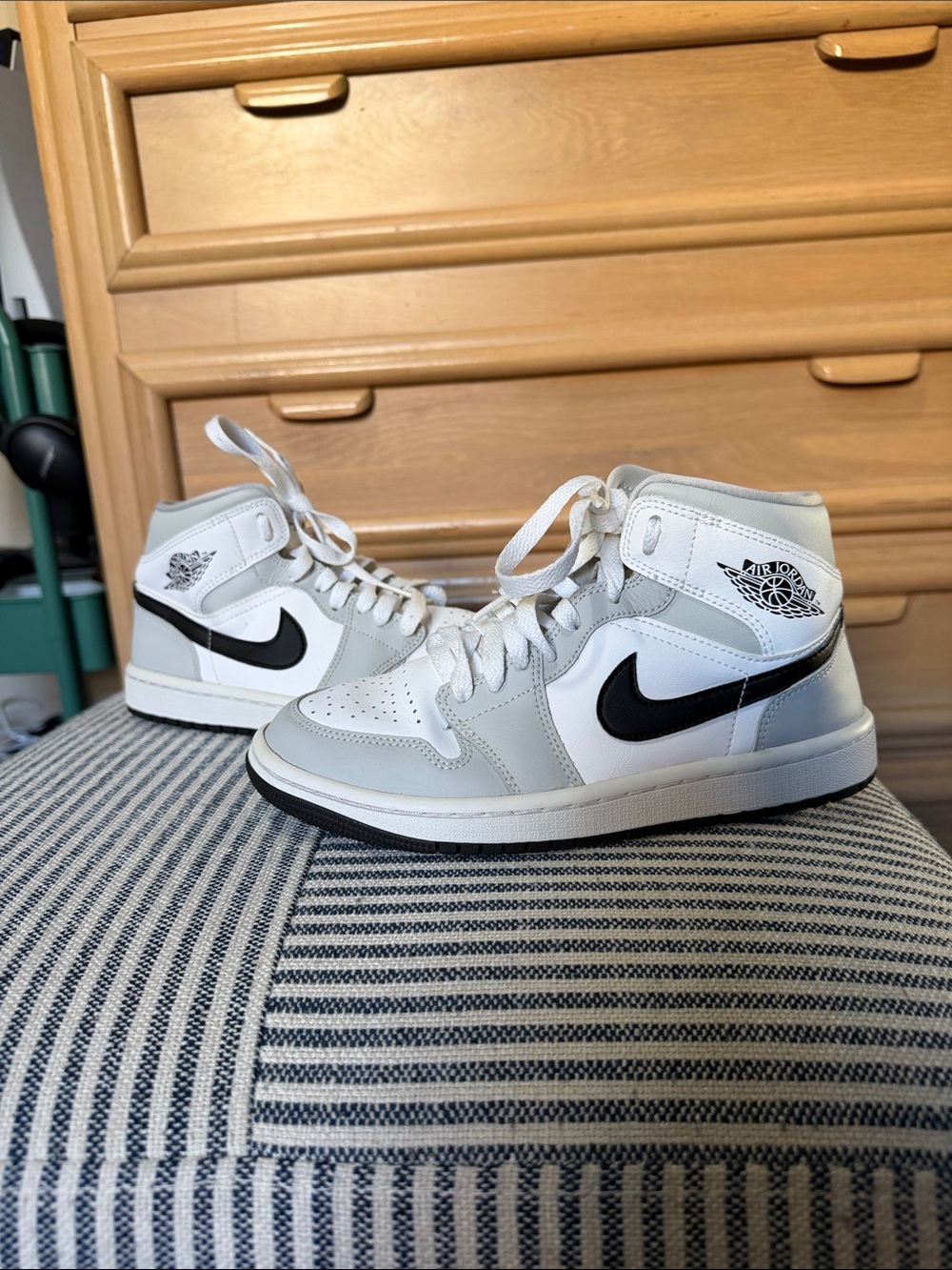 Jordan 1 Mid Light Smoke Grey 6.5 Women’s